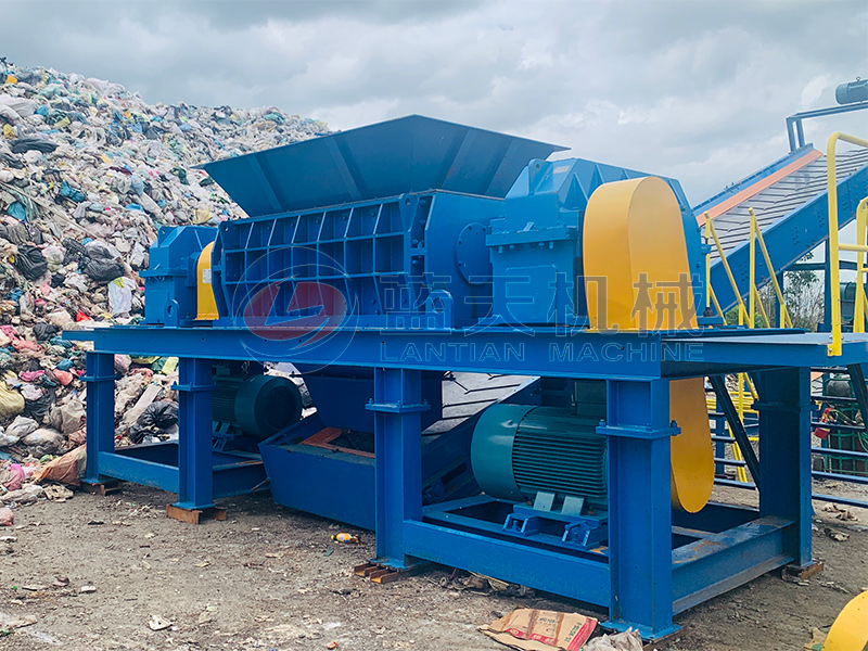Malaysian customers visited our company and tried our waste sorting machine. The machine is easy to use and maintain and is loved by customers from many countries.